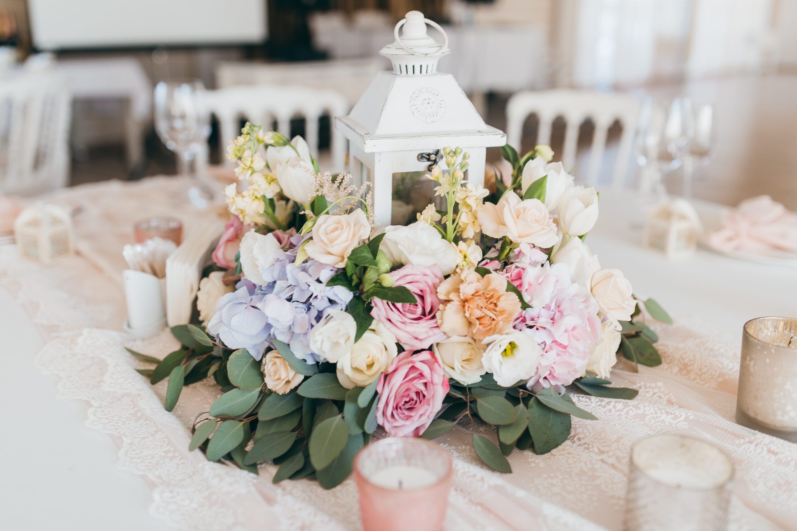 Mariage fleuri en blanc et bleu : la tendance florale élégante signée Serre Sauvage